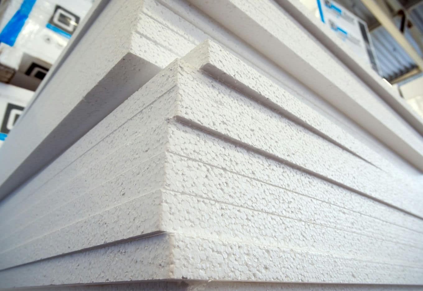 Dlaczego warto kupować styropian w hurtowni? Korzyści i oszczędności