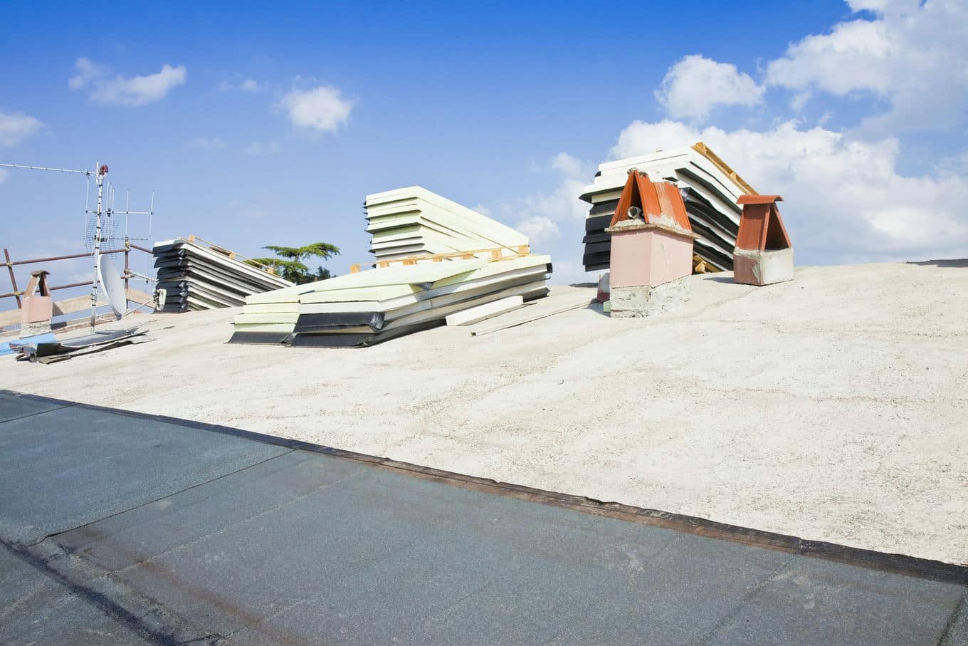 Co decyduje o trwałości i bezpieczeństwie nowoczesnych pokryć dachowych?